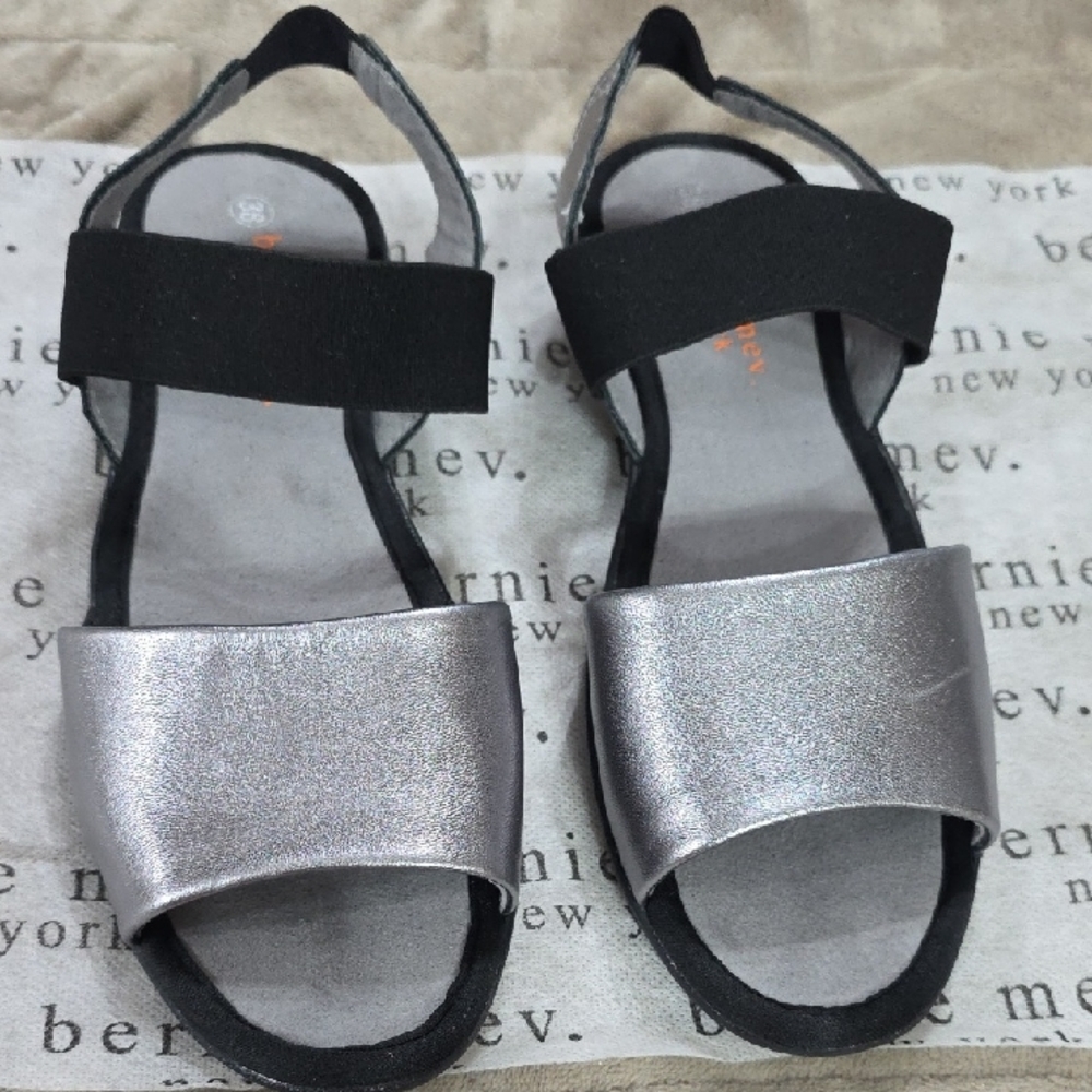 NEW Bernie Mev "Violet"Women's Strappy Sandals Black/Silver Stretch Comfort 38/7